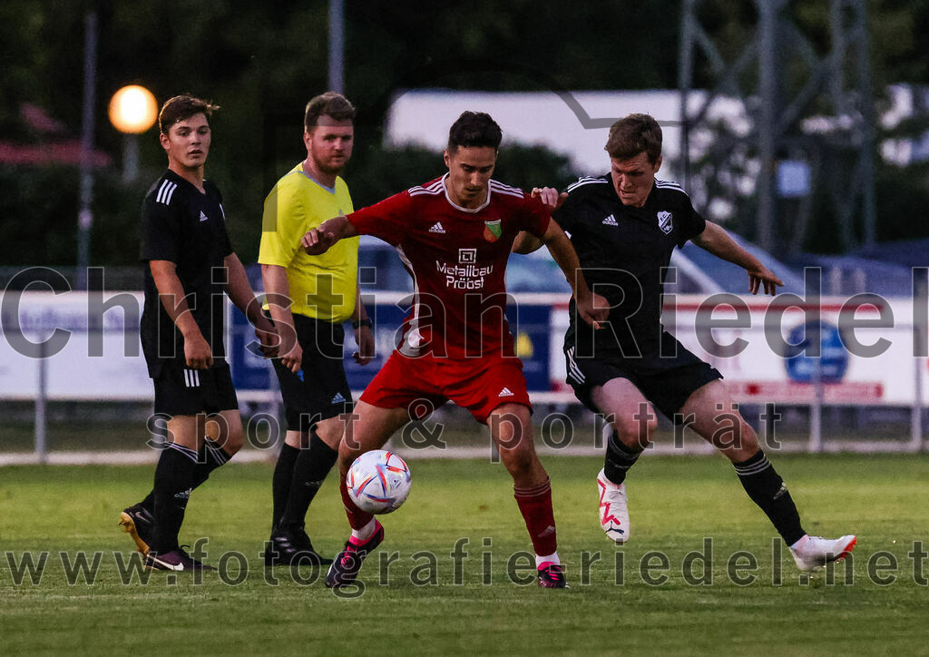 2023-07-20_076_FC_Finsing_gegen_TSV_Wartenberg | Finsing, Deutschland, 20.07.2023:
Fußball, Kreisliga 2023 / 2024, Testspiel, FC Finsing gegen TSV Wartenberg, Endergebnis: 1:0

Leonhard Hölzl (FC Finsing, #5), Maximilian Härtl (TSV Wartenberg, #10), Fabian Kövener (FC Finsing, #12)

Foto: Christian Riedel / fotografie-riedel.net