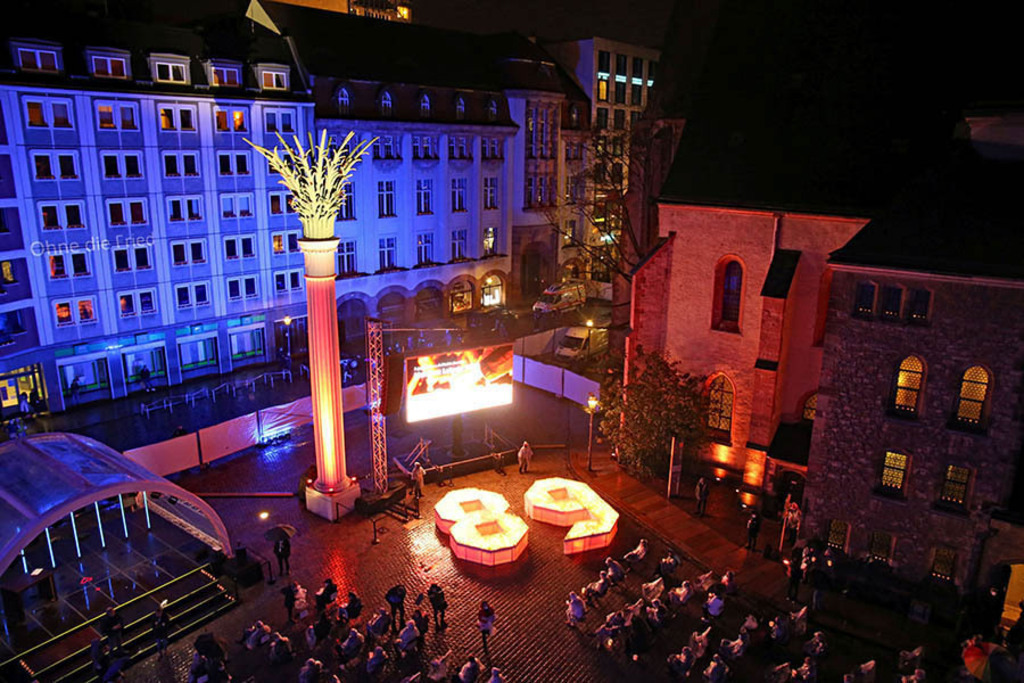 Foto: Leipzig - Nikolaisäule - Lichtfest Leipzig 2020 auf dem Nikolaikirchhof | Das Team hinter BILDLEXIKON LEIPZIG bündelt historische wie aktuelle Informationen über die Stadt Leipzig in Text und Bild auf einer Plattform und stellt diese der interessierten Öffentlichkeit zur Verfügung.