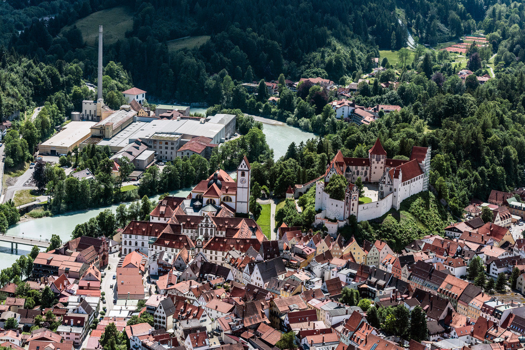 dr__0019221.jpg | FüSSEN 04.07.2017 Altstadtbereich und Innenstadtzentrum in Füssen im Bundesland Bayern, Deutschland. // Old Town area and city center in Fuessen in the state Bavaria, Germany. Foto: Daniel Reiter