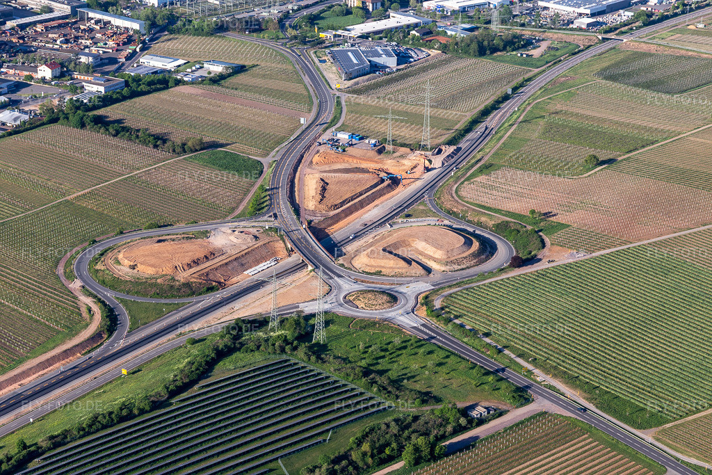 Luftbild: Baustelle B10 Verbreiterung im Ortsteil Nußdorf in Landau im Bundesland Rheinland-Pfalz in Deutschland. Foto: IMG_120631.jpg vom 26.04.2020 durch Werner Riehm/FLY-FOTO.de