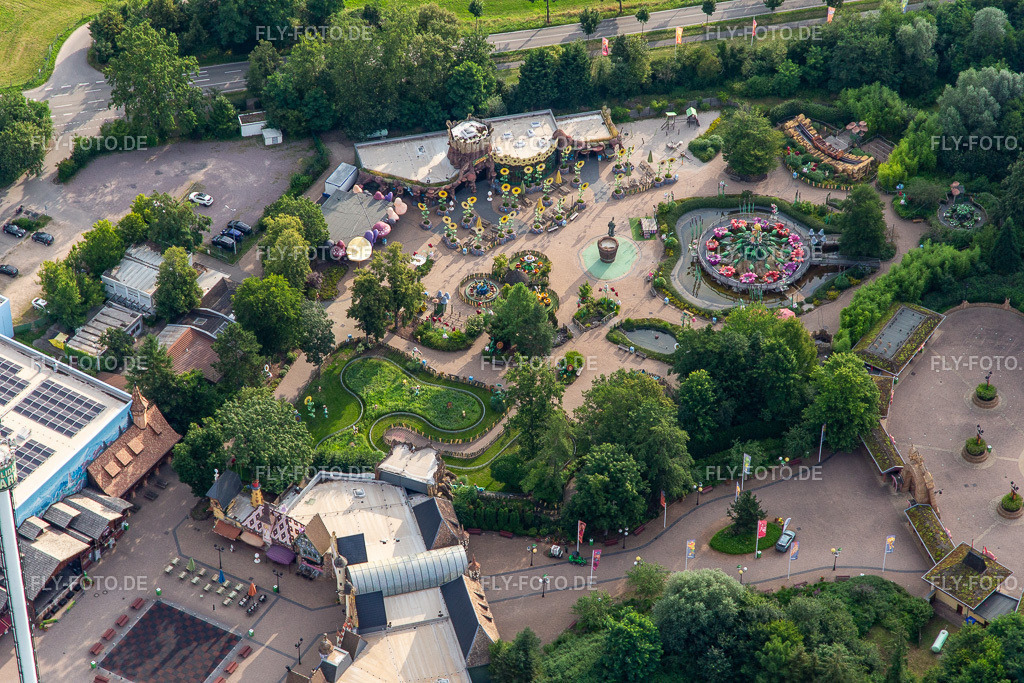 Majas Blütensplash im Holiday Park Germany https://www.holidaypark.de/ | Luftbild: Majas Blütensplash im Holiday Park Germany https://www.holidaypark.de/ in Haßloch im Bundesland Rheinland-Pfalz in Deutschland. Foto: IMG_142838.jpg vom 19.07.2024 durch ©2025 Werner Riehm fly-foto.de/copyright - Realisiert mit Pictrs.com