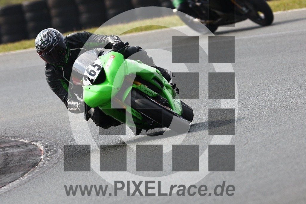 0265-20240917_05896 | Schöne Erinnerungen an spannende Momente - das festzuhalten ist unser Job. PIXELrace.de ist seit 2003 auf den Rennstrecken Europas unterwegs um die Action draußen beim Fahren und die wunderbare Stimmung imm Fahrerlager für euch einzufangen.