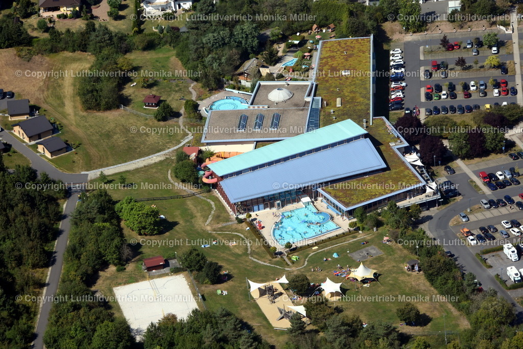 SAALEMAXX Freizeit- und Erlebnisbad in Rudolstadt | Das Luftbild zeigt das Saalemaxx Freizeit- und Erlebnisbad in Rudolstadt mit seinen Schwimmbecken und den Außenbereich. - Realisiert mit Pictrs.com