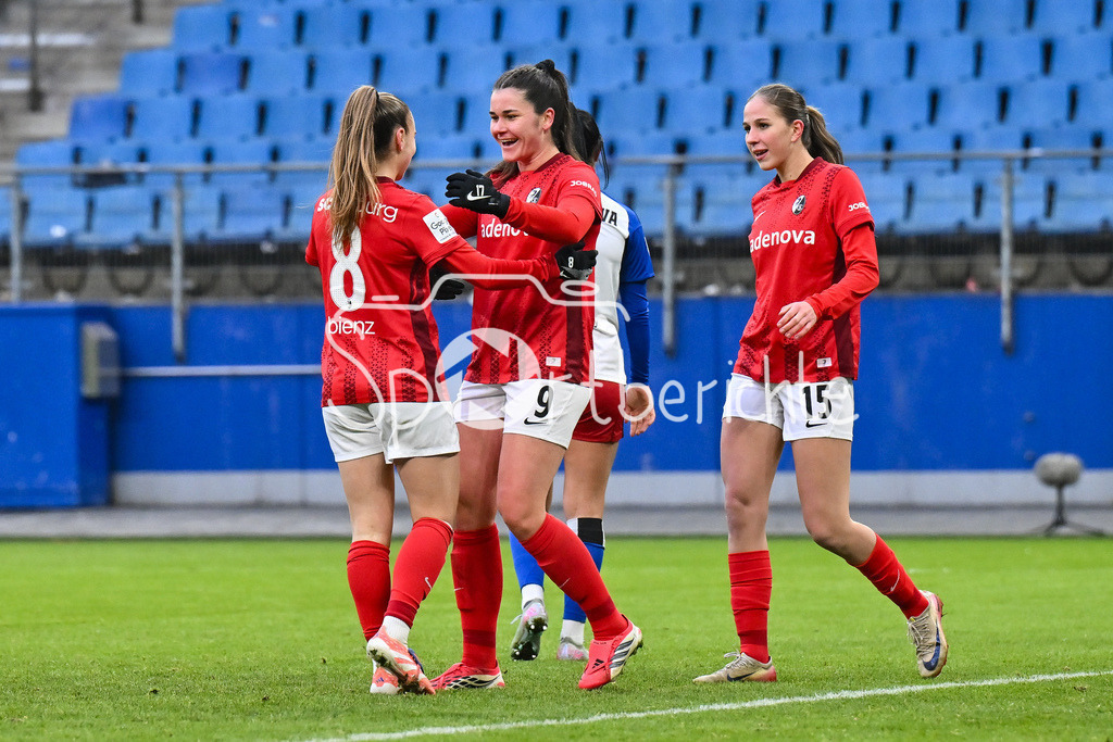 Hamburger SV - SC Freiburg | HAMBURG, GERMANY - 01. FEBRUARY: Jubel der Freiburgerinnen nach dem Treffer zum 0-2 durch Svenja FÖLMLI (SC Freiburg Frauen 9) / Tor / Torschuetze / Freude / Happy während dem Match zwischen dem Hamburger SV und dem SC Freiburg am 16. Spieltag der Google Pixel Frauen-Bundesliga im Volksparkstadion