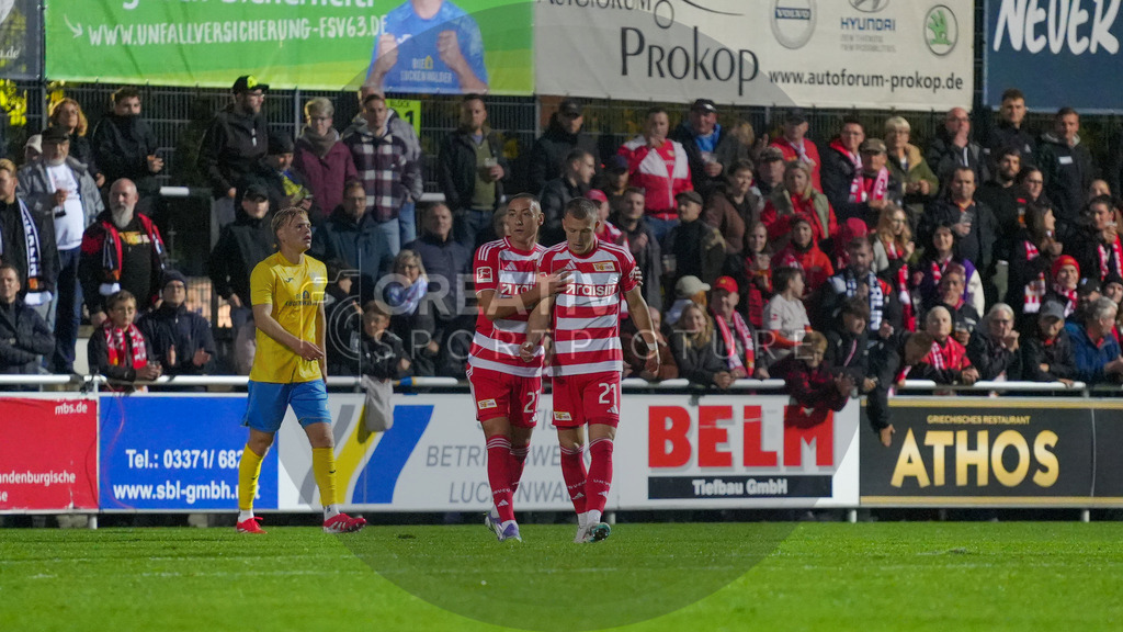 Fußball, Herren, Saison 2025/2026, Testspiel, Freundschaftsspiel, FSV 63 Luckenwalde vs. 1.FC Union Berlin, Mittwoch 08.10.2025, Werner-Seelenbinder-Stadion Luckenwalde, | Fußball, Herren, Saison 2025/2026, Testspiel, Freundschaftsspiel, FSV 63 Luckenwalde vs. 1.FC Union Berlin, Mittwoch 08.10.2025, Werner-Seelenbinder-Stadion Luckenwalde, Im Bild: Jubel beim Marin Ljubicic (l. Union) und Torschütze Tim Skarke (r.) nach dem Treffer zum 0:1. - Realisiert mit Pictrs.com