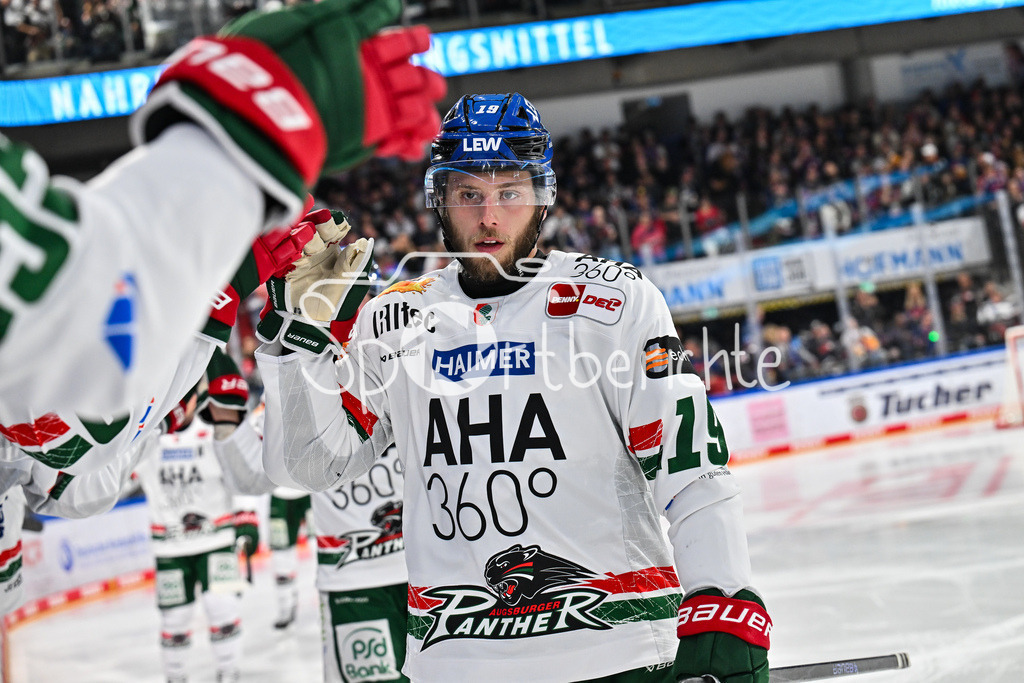 Nürnberg Ice Tigers - Augsburger Panther | Jubel der Panther nach dem Treffer zum 1-1 durch Riley DAMIANI (Augsburger Panther #19) / Tor / Torschuetze / Freude / Happy / DEL: Nürnberg Ice Tigers - Augsburger Panther; PSD Bank Nürnberg ARENA am 12.09.2025