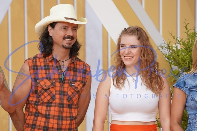 DSC00861 | Johanna Mross mit Stiefvater Lanny Lanner - Immer wieder sonntags, Folge 11
Stimmung und Emotionen bei der vorletzten Sendung, vor etwa 2500 Besuchrn. 
Deutschland, Rust, Europapark, 28.08.2022