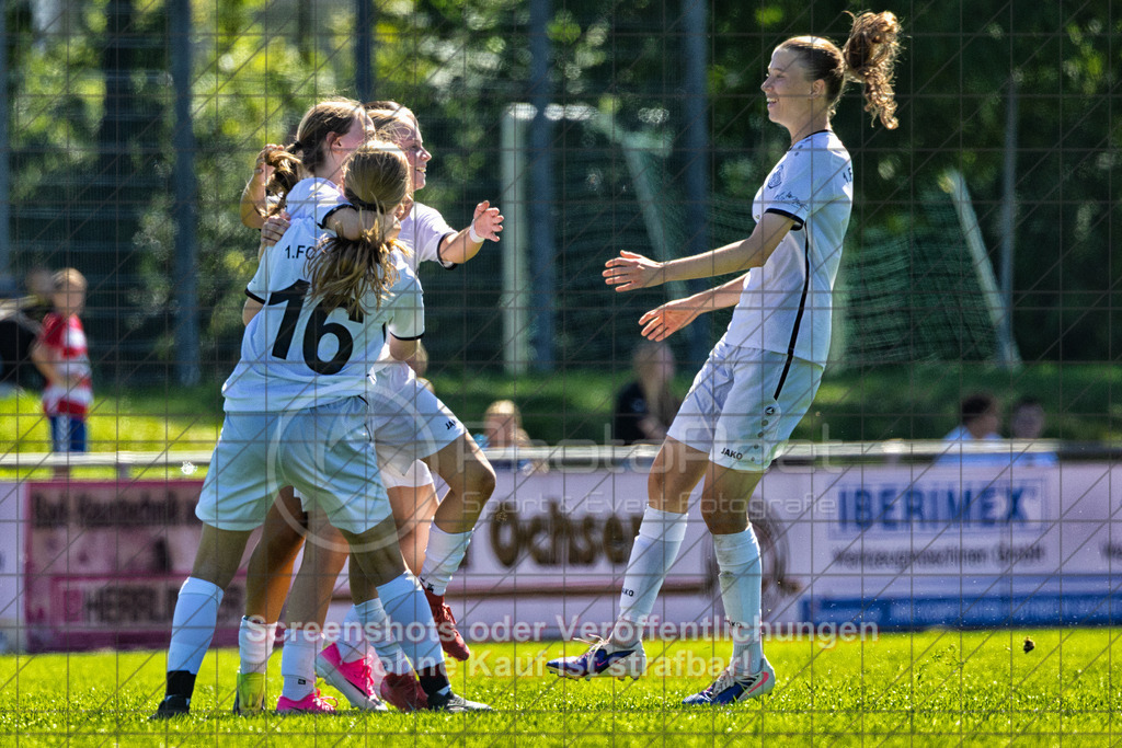 20260906_125135_0350-Bearbeitet_(c)_by_PhotoPeet | Jubel zum 3:01.FC Donzdorf (weiß) vs. 1.FC Heidenheim 1846 (rot), Fußball, Frauen-Verbandspokal Gruppe 2, 2. Runde, Saison 2026/2027, Rasenplatz Lautertal Stadion, Süßener Straße 16, 73072 Donzdorf, 06.09.2026 - 11:00 Uhr,Foto: PhotoPeet / Sport- &amp; Eventfotografie / Peter Harich