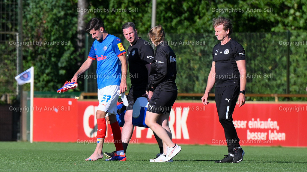 Holstein Kiel vs AS Saint-Etienne | Armin Gigovic (Kiel #37) muss verletzt vom PlatzTestspiel: Holstein Kiel vs AS Saint-Etienne / Citti Fussball Park - Projensdorf / Kiel / 10.08.24 - Realisiert mit Pictrs.com
