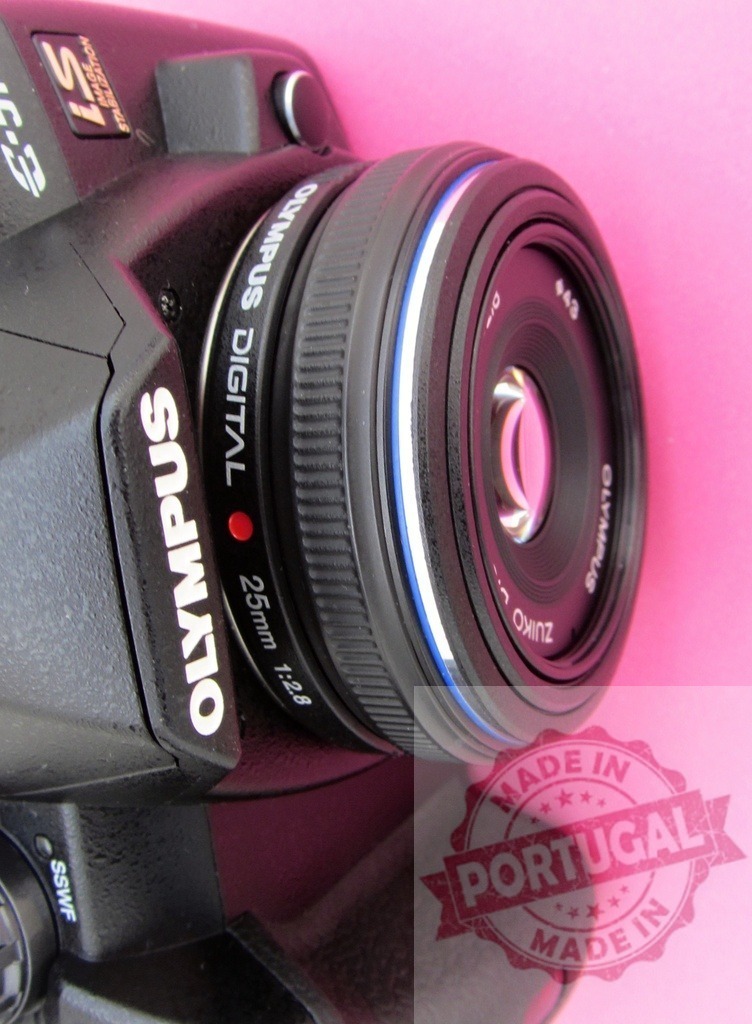 Olympus digital camera E-520 with Zuiko lens | Olympus digital SLR camera with a Zuiko lens on a vibrant pink background - Realized with Pictrs.com
