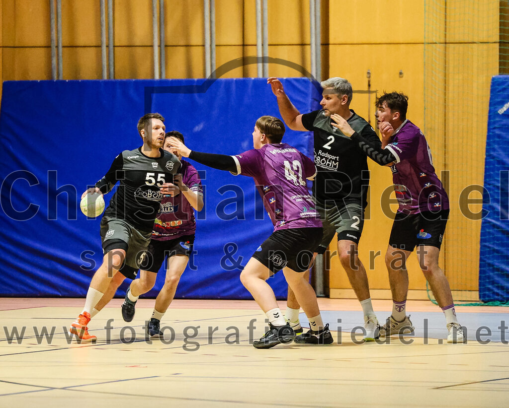 2024-03-23_076_SpVgg_Altenerding_II_gegen_ASV_Dachau_III | Erding, Deutschland, 23.03.2024:
Handball, Bezirksklasse Männer Staffel Süd West 2023 / 2024, 14. Spieltag, SpVgg Altenerding II gegen ASV Dachau III, Endergebnis: 24:32

Sebastian Gith (ASV Dachau, #55), Simon Dybilasz (SpVgg Altenerding, #42), Marcin Szulc (ASV Dachau, #2)

Foto: Christian Riedel / fotografie-riedel.net