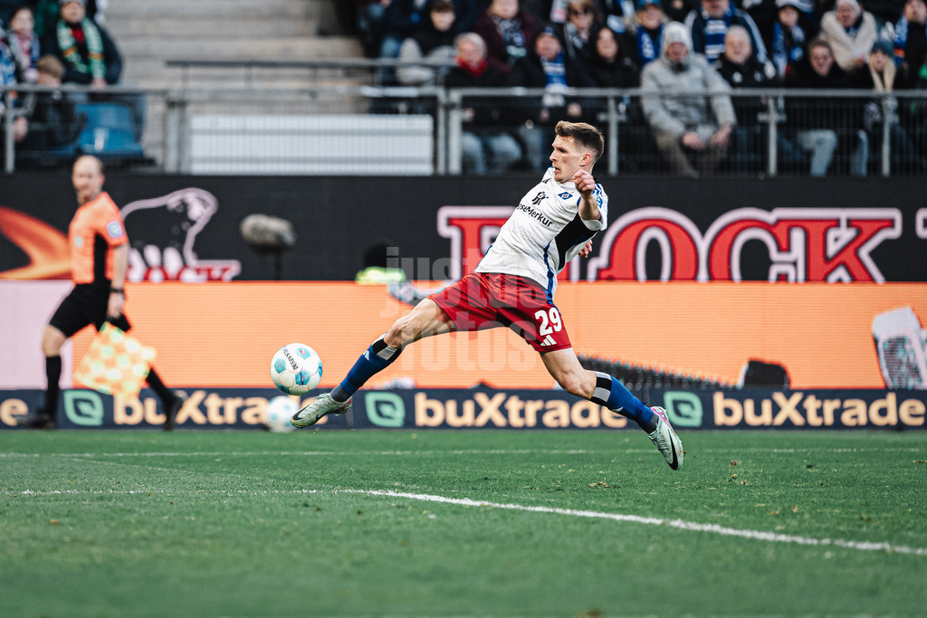 Fußball | Männer | Saison 2024/2025 | 2. Fußball-Bundesliga | 20. Spieltag | Hamburger SV vs. Hannover 96 | 02.02.2025 | Emir Sahiti (#29, HSV) streckt sich nach dem Ball