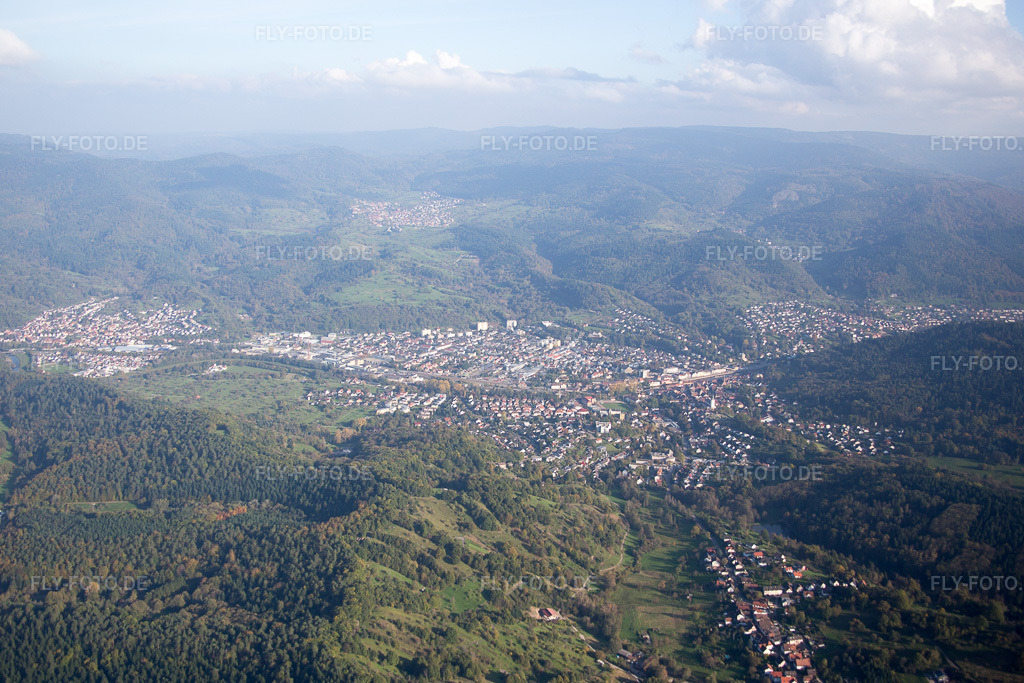 Luftbild: Ortsansicht der Straßen und Häuser der Wohngebiete in Gernsbach im Bundesland Baden-Württemberg in Deutschland. Foto: IMG_075326.jpg vom 26.10.2014 durch Werner Riehm/FLY-FOTO.de