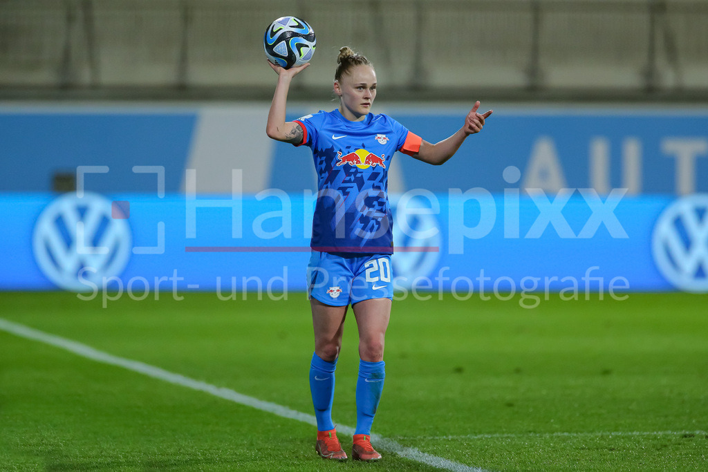 Fussball, Google Pixel Frauen-Bundesliga, VfL Wolfsburg - RB Leipzig | v.li.: Victoria Krug (RB Leipzig, 20) beim Einwurf, Aktion, Action, Spielszene, DIE DFB-RICHTLINIEN UNTERSAGEN JEGLICHE NUTZUNG VON FOTOS ALS SEQUENZBILDER UND/ODER VIDEOÄHNLICHE FOTOSTRECKEN. DFB REGULATIONS PROHIBIT ANY USE OF PHOTOGRAPHS AS IMAGE SEQUENCES AND/OR QUASI-VIDEO.