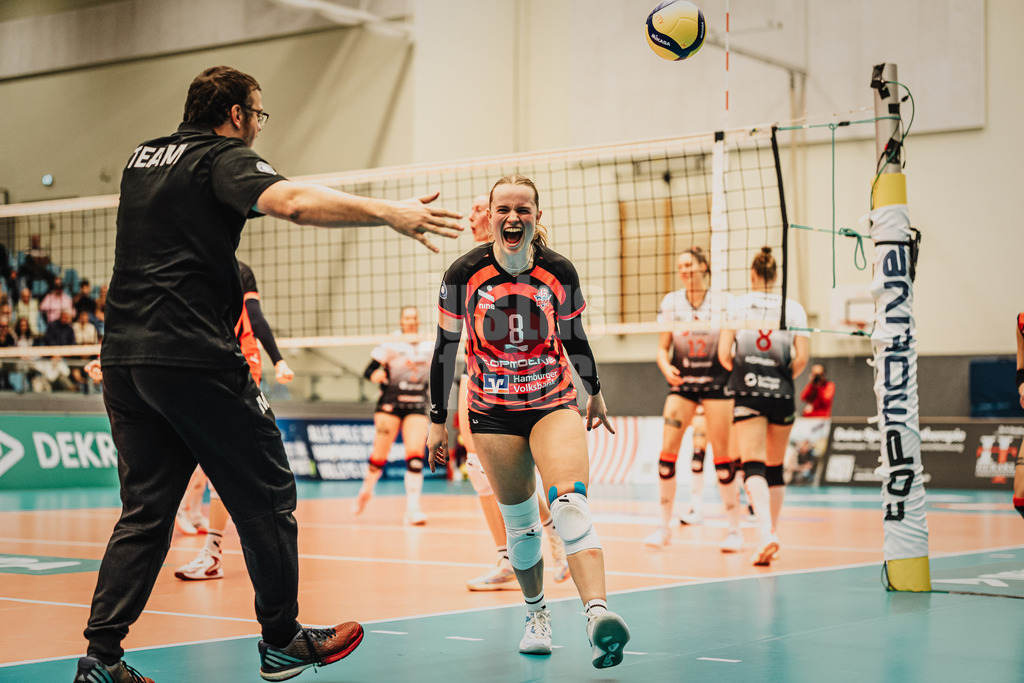 Volleyball | Frauen | Saison 2025/2026 | Volleyball Bundesliga | ETV Hamburger Volksbank Volleys vs. Dresdner SC | 15.11.2025 | Zoe Konjer (#8, ETV Hamburger Volksbank Volleys) jubelt