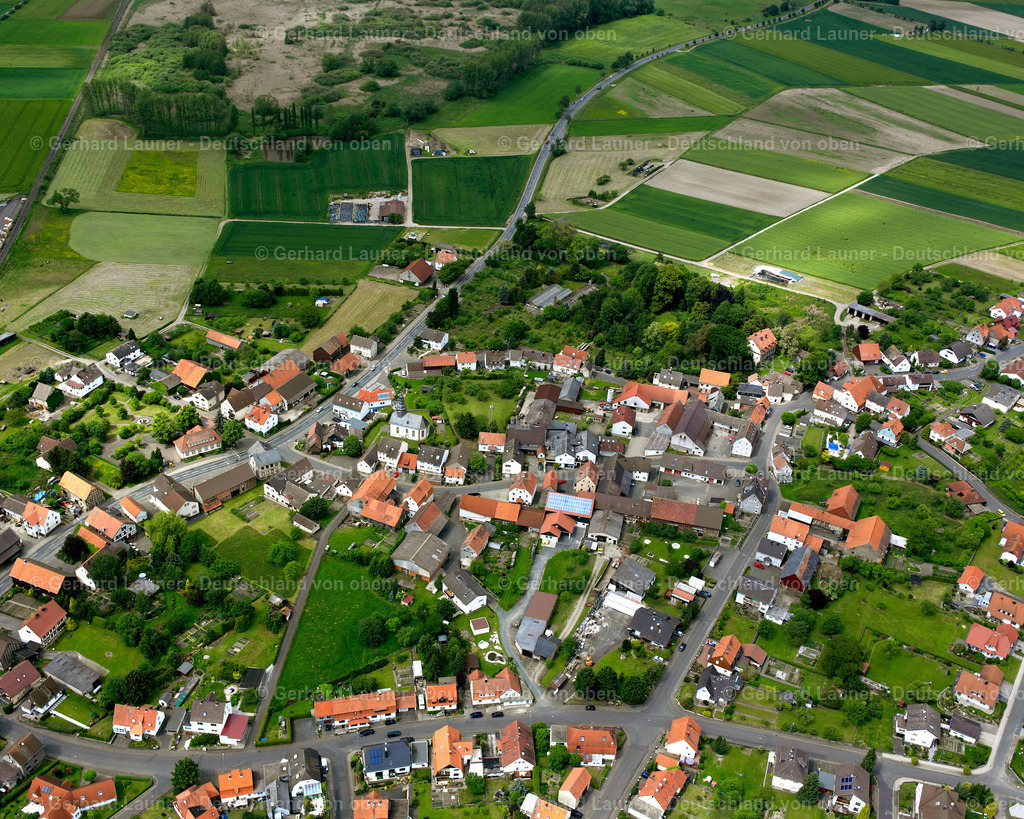 2614263 | NIEDER-OFLEIDEN 09.06.2006 Ortsansicht am Rande von landwirtschaftlichen Feldern und Nutzflächen  in Nieder-Ofleiden im Bundesland Hessen, Deutschland // Village view on the edge of agricultural fields and land  in Nieder-Ofleiden in the state Hesse, Germany Foto: Gerhard Launer