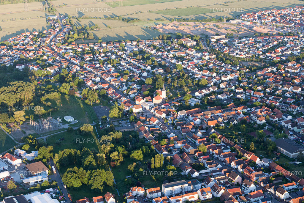 Ortsansicht | Luftbild: Ortsansicht im Ortsteil Hochstetten in Linkenheim-Hochstetten im Bundesland Baden-Württemberg in Deutschland. Foto: IMG_100926.jpg vom 10.06.2017 durch Werner Riehm/FLY-FOTO.de - Realisiert mit Pictrs.com