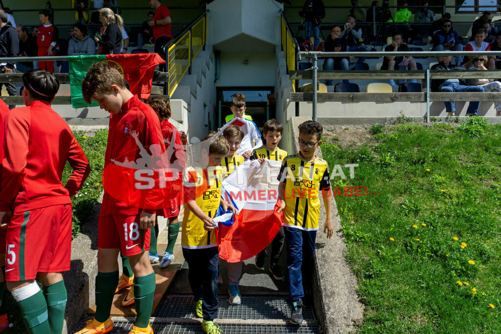 Portugal  U15 -Czech Republic U15 | AFONSO PATRÃO (Portugal #18) Einlaufkinder ; Portugal  U15 -Czech Republic U15 am 29.04.2022 in Arnoldstein
(Sportplatz), AUSTRIA, (Photo by Ernst Krawagner sport-fan.at) - Realisiert mit Pictrs.com