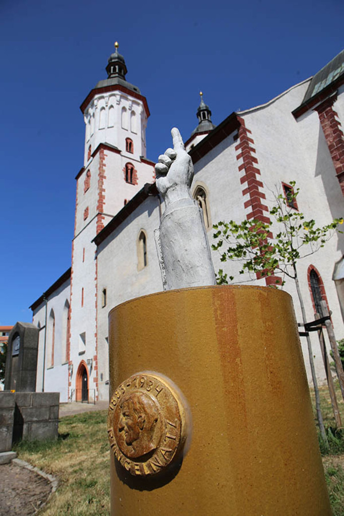 Wurzen - RIngelnatzpfad vor dem Dom St. Marien | Entdecke über 20 Kategorien Leipzig-Motive: Foto-Downloads, hochwertige Poster, Leinwand- & Fine-Art-Prints. Jetzt Lieblingsfoto im Bildlexikon Leipzig Shop bestellen!