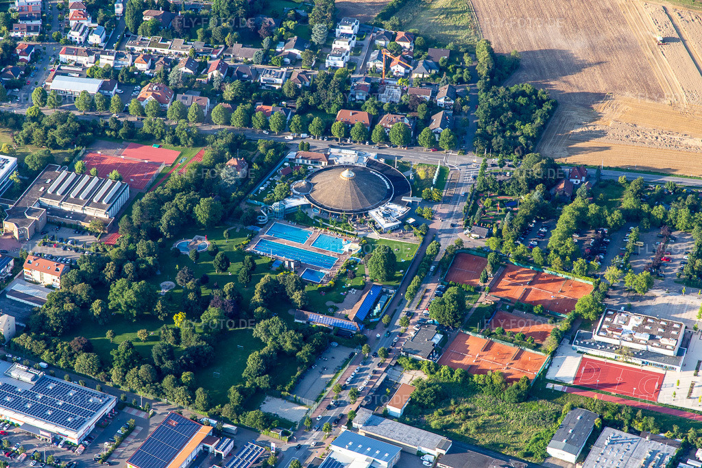 Luftbild: Schwimmbad bellamar in Schwetzingen im Bundesland Baden-Württemberg in Deutschland.Foto: IMG_142585.jpg vom 18.07.2024 durch Werner Riehm/FLY-FOTO.deyoutubeLequaro - Eigenbetrieb bellamar