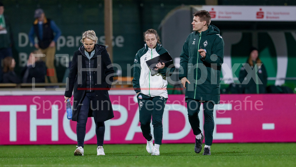 Fussball, Google Pixel Frauen-Bundesliga, SV Werder Bremen - RB Leipzig | v.li.: Friederike Kromp (Fritzy Kromp, Trainerin, Cheftrainerin, SV Werder Bremen), Michaela Specht (Co-Trainerin, SV Werder Bremen), Björn Bremermann (Co-Trainer, SV Werder Bremen), DIE DFB-RICHTLINIEN UNTERSAGEN JEGLICHE NUTZUNG VON FOTOS ALS SEQUENZBILDER UND/ODER VIDEOÄHNLICHE FOTOSTRECKEN. DFB REGULATIONS PROHIBIT ANY USE OF PHOTOGRAPHS AS IMAGE SEQUENCES AND/OR QUASI-VIDEO.