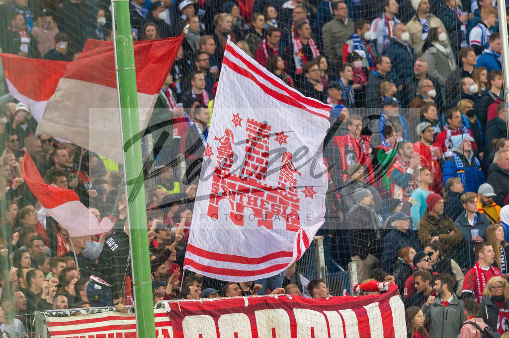 HSVSCF20220419_406 | Fussball, Herren: . Fans von SC Freiburg beim DFB-Pokal-Halbfinalspiel zwischen Hamburger SV und SC Freiburg im Volksparkstadion am 19.04.2022 in Hamburg, Deutschland.DFB / DFL REGULATIONS PROHIBIT ANY USE OF PHOTOGRAPHS AS IMAGE SEQUENCES AND/OR QUASI-VIDEO. - Realisiert mit Pictrs.com