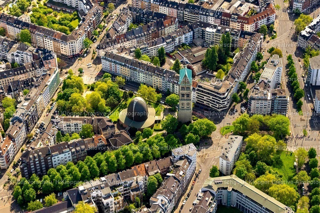 Luftbild Düsseldorf-2200 | Luftbildfotografie Modernes Kirchengebäude und historischer Turm der Rochuskirche in Düsseldorf im Bundesland Nordrhein-Westfalen - Realisiert mit Pictrs.com
