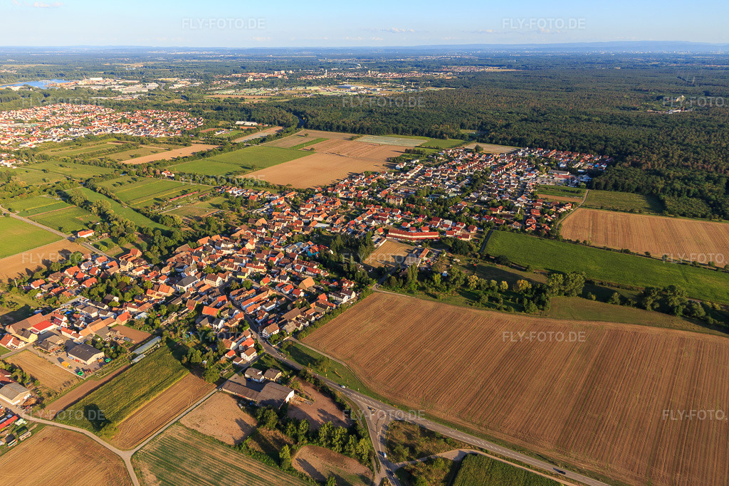 Luftbild: Ortsansicht aus Nordwesten in Westheim im Bundesland Rheinland-Pfalz in Deutschland. Foto: IMG_116793.jpg vom 14.08.2019 durch Werner Riehm/FLY-FOTO.de