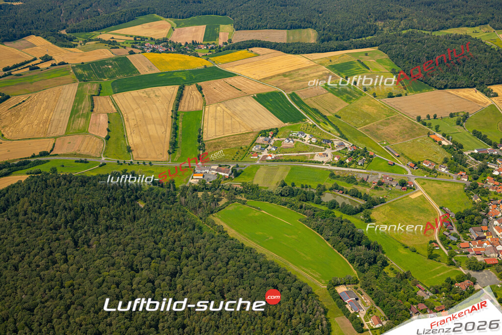Das Luftbild zeigt :  Ermershausen - Die Luftaufnahme wurde 2024 vom UL-Flugzeug aus erstellt ( keine Drohne ) - Hochauflösende Luftaufnahme - Für grossformatige Ausdrucke geeignet. Die Geschenkidee !Mit Lizenz und Bildrechte bestellbar
