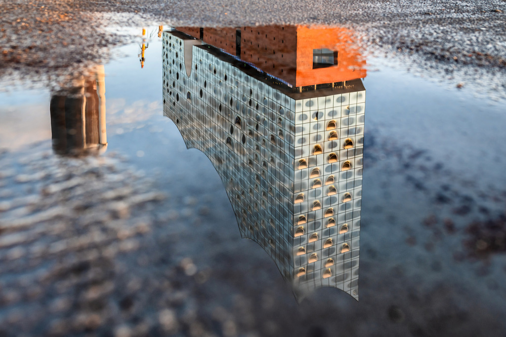 10250605 - Reflektierte Elphi | Die Elbphilharmonie, wie man sie selten sieht – gespiegelt, verzerrt, fast zufällig.