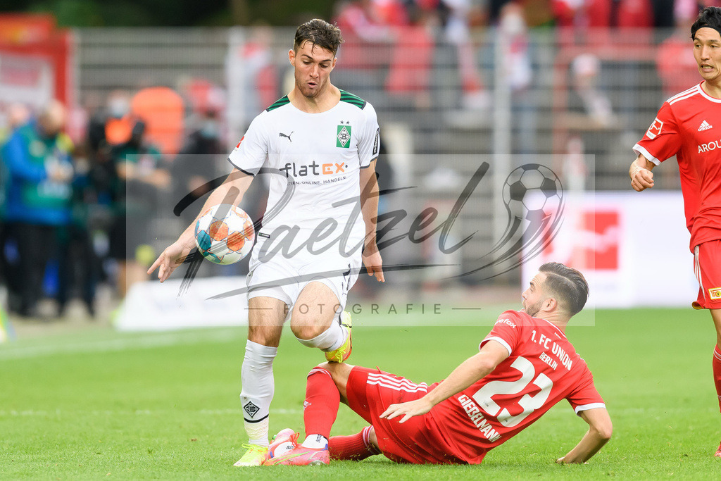 FCUBMG20210829_185 | Fussball, Herren: Joe Scally (Borussia Moenchengladbach) und Niko Giesselmann (1.FC Union Berlin) im Zweikampf beim Spiel der 1. Bundesliga zwischen 1. FC Union Berlin und Borussia Moenchengladbach im Stadion An der Alten Foersterei am 29.08.2021 in Berlin, Deutschland. - Realisiert mit Pictrs.com