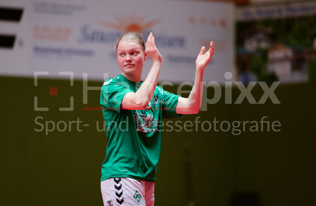 Handball, 2. Bundesliga Frauen, SV Werder Bremen - Kurpfalz Bären | Denise Engelke (SV Werder Bremen, 18) bedankt sich bei den Fans