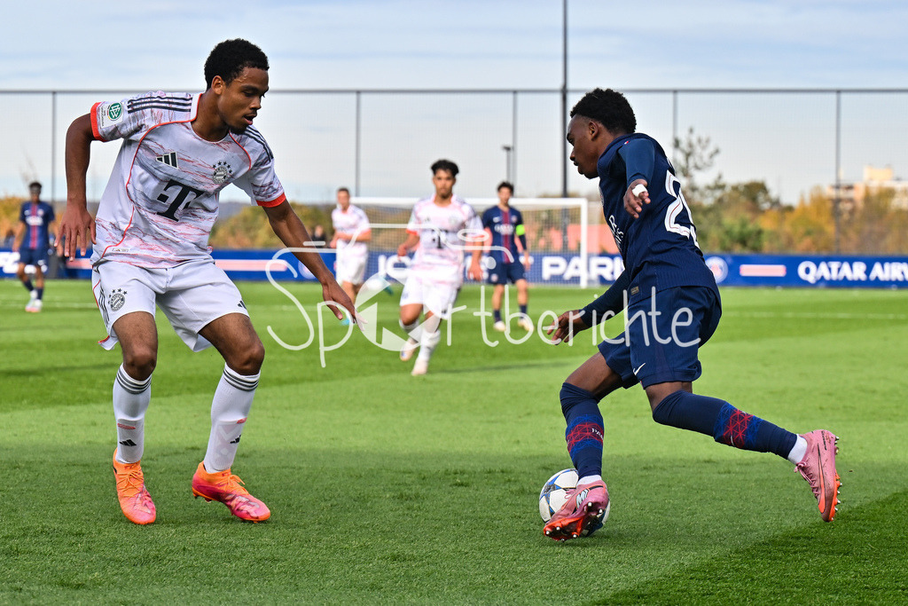 Paris Saint Germain U19 - FC Bayern München U19 | PARIS, FRANKREICH - 4. NOVEMBER: im Duell Chivano WIJKS (FCB Bayern München U19 2) und Elijah LY (PSG U19 29) beim Ligaspiel zwischen der U19 von Paris Saint Germain und der U19 des FC Bayern München am 4. Spieltag der UEFA Youth League am PSG Campus am 04.11.2025