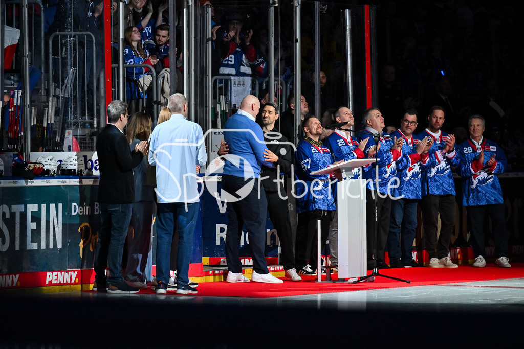 Adler Mannheim - Augsburger Panther | MANNHEIM, DEUTSCHLAND - 25. FEBRUAR: Im Bild Denis REUL, dessen Rückennummer 29 heute von den Adlern unters Dach gezogen wird / Einzelfoto / Freisteller vor dem Match zwischen den Adler Mannheim und den Augsburger Panthern am 45. Spieltag der Penny DEL in der SAP Arena / Dennis ENDRAS hält eine Rede / Laudatio / Ehrung