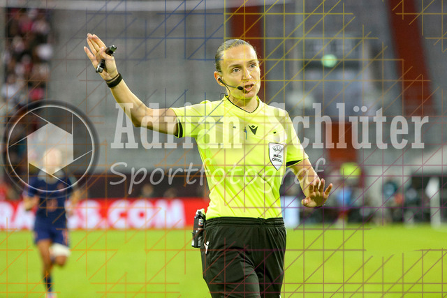 Deutschland vs Frankreich - Halbfinale - UEFA Women's Nations League | Düsseldorf, Deutschland, 24.10.25:   Schiedsrichterin Ivana Projkovska gestikuliert, Gestik waehrend des Halbfinals der UEFA Women's Nations League zwischen Deutschland vs Frankreich in der Merkur-Spiel-Arena(Foto von Brauer-Fotoagentur / Adrian Schlueter)
