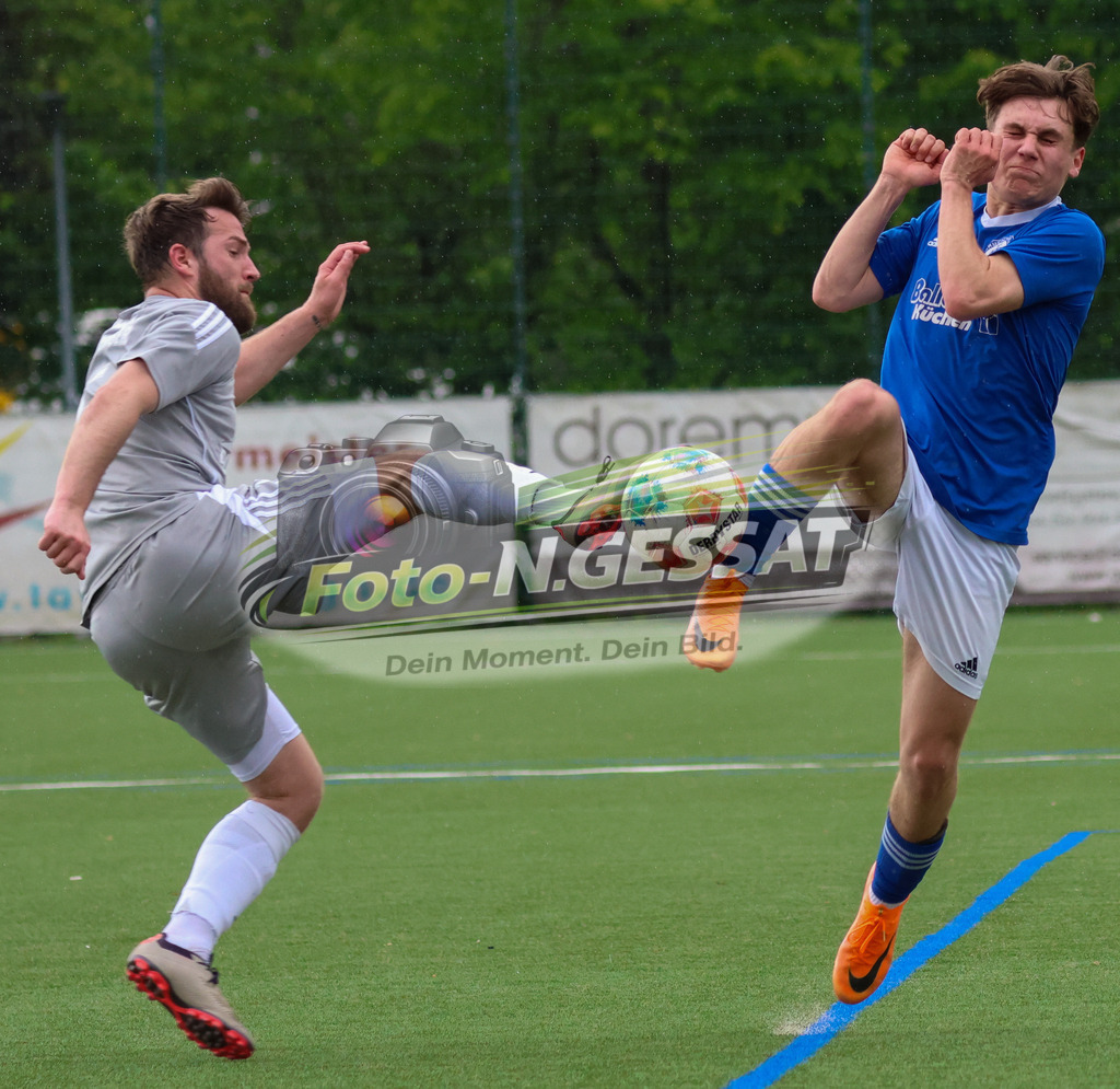 SV Enger-Westerenger - TuS Bruchmühlen | Auf dem Bild zu sehen: grau SV Enger-Westerenger: Danny Alves-Rei ; blau TuS Bruchmühlen: Luis Manthey SV Enger-Westerenger, TuS Bruchmühlen, Saison 25/26, Kreisliga A, Enger, Deutschland - Realisiert mit Pictrs.com