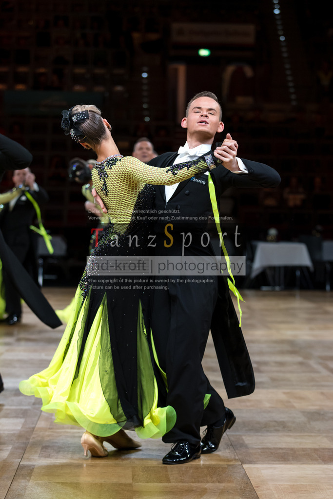 20241109_DM-Formationen_Vorrunde_3268 | Tanzsportbilder, Standardtanz, Lateintanz, WDSF, DTV, LTVB, dancecomp, goc, hessen tanzt, blaues band der spree, walzer, tango, wiener walzer, slowfox, quickstepp, samba, rumba, cha-cha-cha, paso doble. jive, hd-kroft photography, turniertanzsport