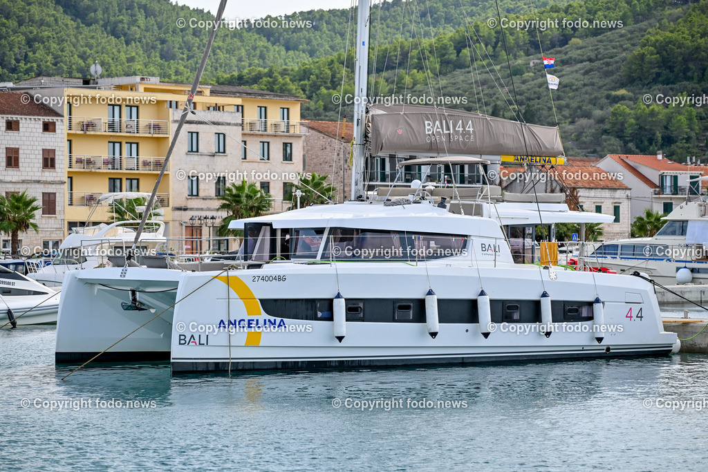 Kroatien_ Korcula_ Insel in Sueddalmatien_ Vela Luka_ 13.09.2024-5 | 13.09.2024, Kroatien, HRV, Korcula, Insel in Sueddalmatien, Vela Luka im Bild Hafen, Hafenansichten, Boot, Boote, Schiff, Schiffe, Gebauede, Adria, Meer, StadtansichtenVela Luka, woertlich Großer Hafen ist ein kroatischer Hafenort auf der Insel Korcula in der oestlichen Adria. Quelle: Wikipedia