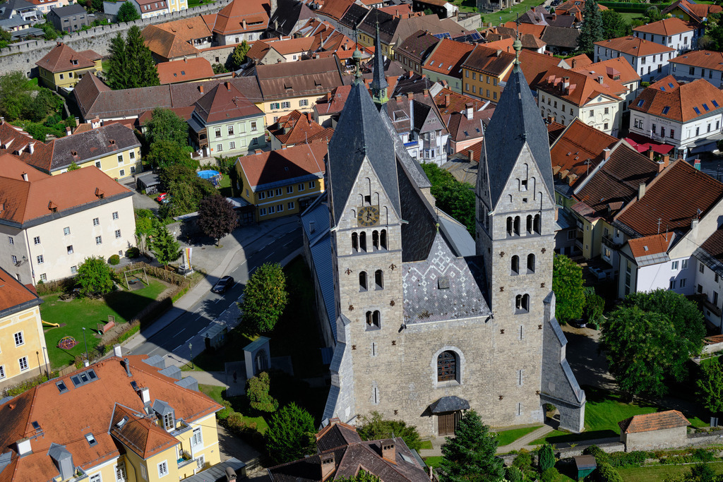 Blick von oben auf die Stadtpfarrkirche St. Bartholomä | Friesach, Austria - September 04, 2025: Blick von oben auf die Stadtpfarrkirche St. Bartholomä und Umgebung. - Realisiert mit Pictrs.com