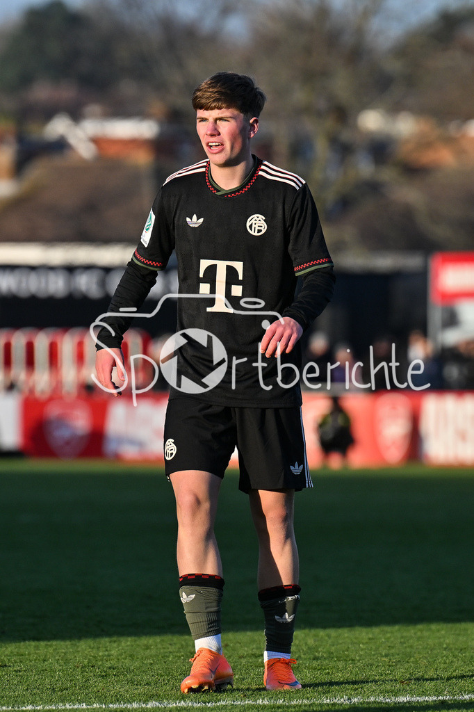 Arsenal London U19 - FC Bayern München U19 | BOREHAMWOOD, ENGLAND - 26. NOVEMBER: Im Bild Michael MATOSEVIC (FC Bayern München U19 17) / Einzelfoto / Freisteller beim Ligaspiel zwischen der U19 von Arsenal London und der U19 des FC Bayern München am 5. Spieltag der UEFA Youth League im Meadow Park am 26.11.2025