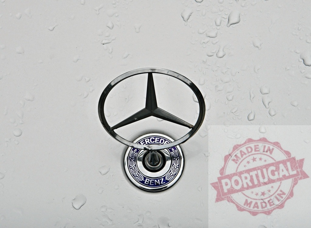 Mercedes-Benz emblem with raindrops on a white car hood | Mercedes-Benz logo covered in water droplets on a silver automobile surface - Realisiert mit Pictrs.com