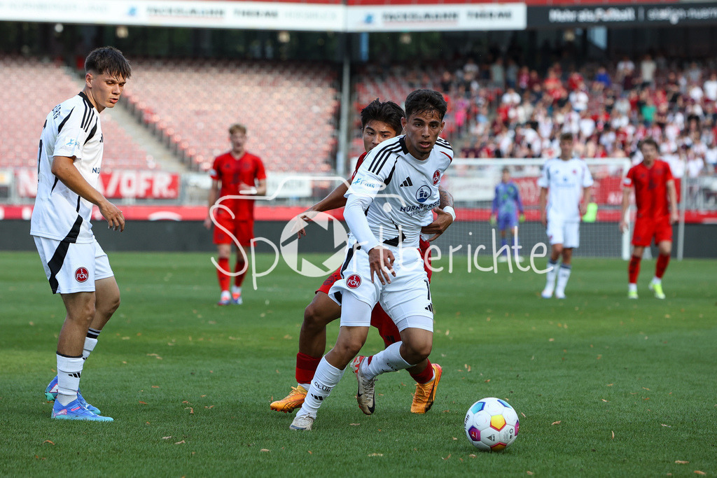 1. FC Nürnberg II - FC Bayern Amateure | im Duell Angelo BRUECKNER (FCB #3) und Batuhan GOEGCE (FCN #11) / Zweikampf