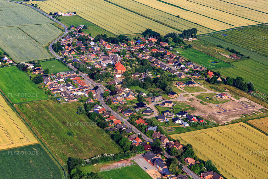 Luftbild: Ortsansicht aus Osten mit Neubaugebiet Wollgrasweg in Erschließung in Neuenkirchen im Bundesland Schleswig-Holstein in Deutschland. Foto: IMG_0007158.jpg vom 11.07.2021 durch Werner Riehm/FLY-FOTO.de