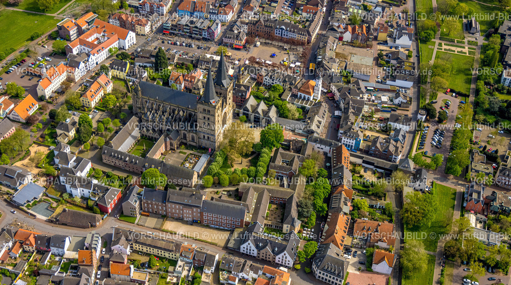 Xanten240402361 | Luftbild, kath. Kirche Dom St. Viktor in der Altstadt, Altstadt Marktplatz mit Außengastronomie, links oben das Rathaus, Xanten, Niederrhein, Nordrhein-Westfalen, Deutschland