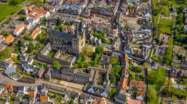 Xanten240402361 | Luftbild, kath. Kirche Dom St. Viktor in der Altstadt, Altstadt Marktplatz mit Außengastronomie, links oben das Rathaus, Xanten, Niederrhein, Nordrhein-Westfalen, Deutschland