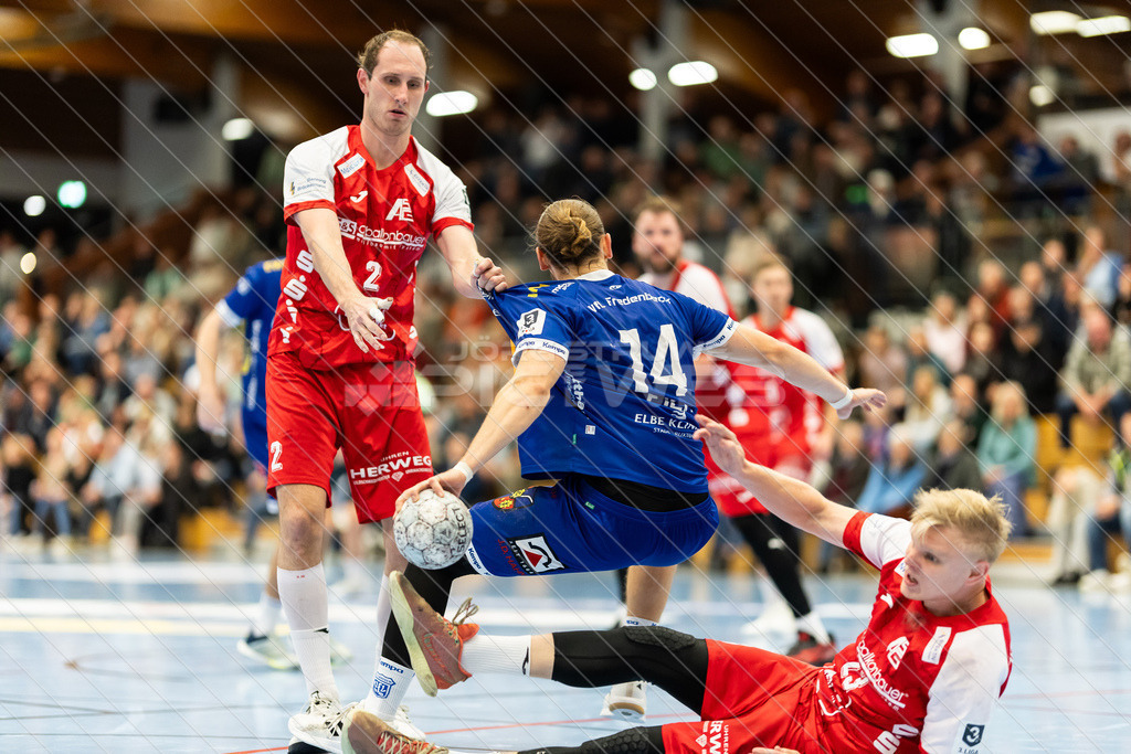 20251011_Picselweb-Fotografie_2R3_3003 | Marvin Michalczik (2, Ahlener SG), Pelle Fick (14, VfL Fredenbeck), David Wiencek (23, Ahlener SG) - Realisiert mit Pictrs.com