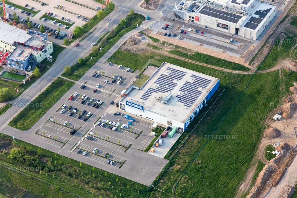 Luftbild: Decathlon in Neustadt an der Weinstraße im Bundesland Rheinland-Pfalz in Deutschland. Foto: IMG_106719.jpg vom 21.04.2018 durch Werner Riehm/FLY-FOTO.de