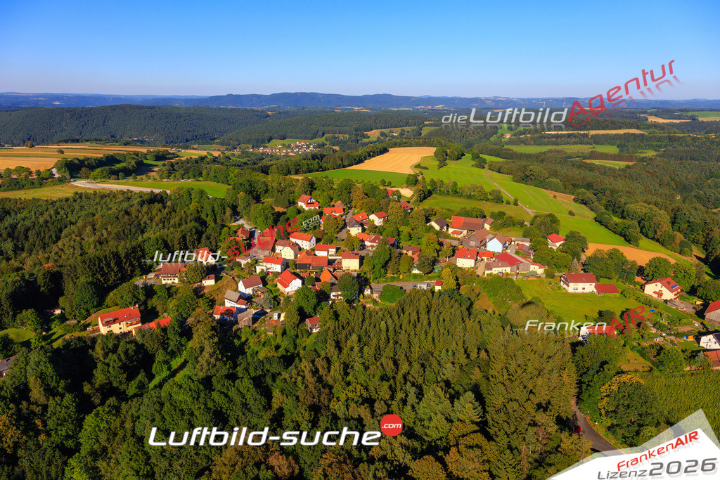 Die Luftaufnahme Wildenberg - Weissenbrunn wurde vom UL-Flugzeug (keine Drohne) aus fotografiert.Hohe Druck- Auflösung-die Geschenkidee!