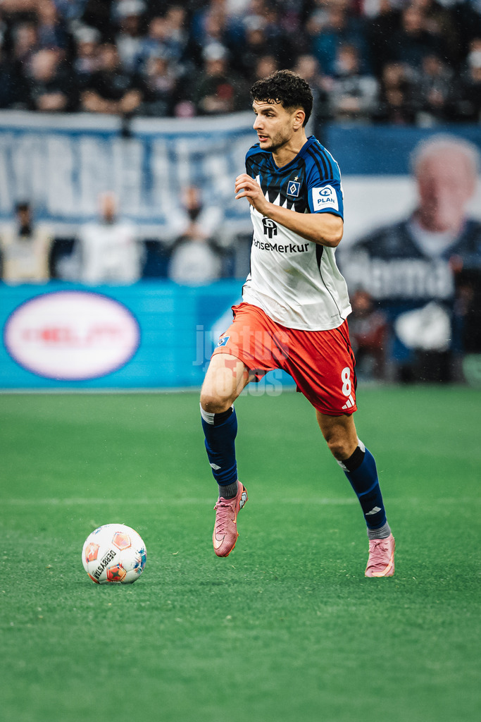 Fußball | Männer | Saison 2025/2026 | 1. Fußball-Bundesliga | 6. Spieltag | Hamburger SV vs. 1. FSV Mainz 05 | 05.10.2025 | Daniel Elfadli (#8, HSV) am Ball