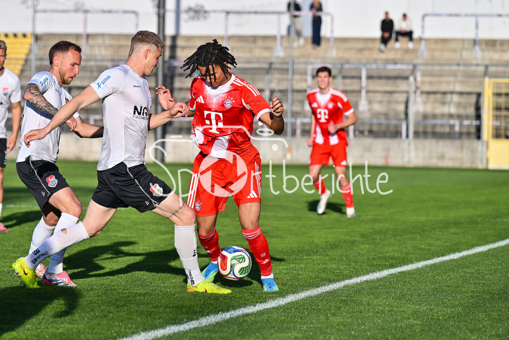 FC Bayern Amateure - TSV Aubstadt | MÜNCHEN, GERMANY - 24. APRIL: im Duell Steffen BEHR (TSV Aubstadt 16) und Julien YANDA (FC Bayern München II 16) während dem Match zwischen den Amateuren des FC Bayern und dem TSV Aubstadt am 31. Spieltag der Regionalliga Bayern im Grünwalder Stadion